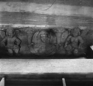 Barletta, Dom S. Maria Maggiore, römischer Sarkophag als Träger der Altarmensa