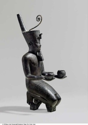Statuette eines knieenden Königs mit unterägyptischer Krone, Wein in kugeligen Gefäßen opfernd