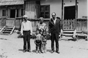 Portrait einer Familie vor ihrem Wohnhaus