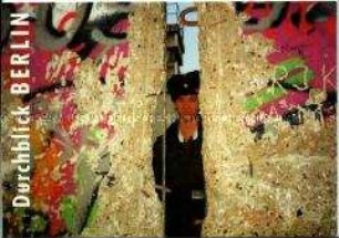 NVA-Soldat schaut durch Durchbruch in der Berliner Mauer