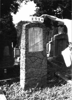 Grabstein 2028 (Index: 100096878) Maße HxBxT: 168x58x25 cm Besonderheit: Doppelgrab für Eheleute: Grabstein 2028