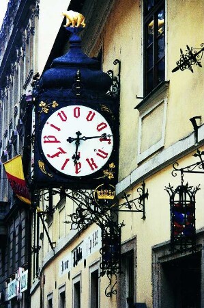 Prag - Uhr am Bierlokal : Die Uhr am Bierlokal U Flecku in Prag, aufgenommen ca, 2001