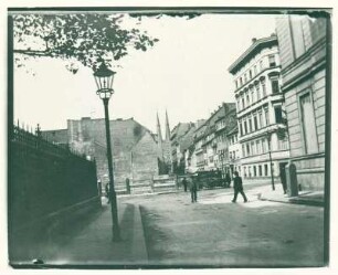 Parochialstraße, im Westen die Türme der Nikolaikirche, Baubeginn des Stadthauses