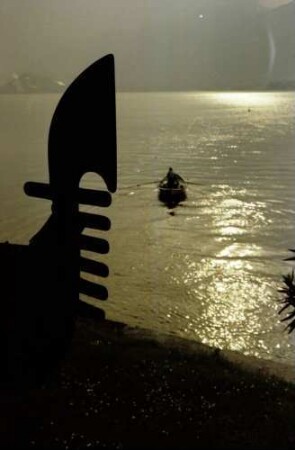 Bellagio: Park Villa Melzi, venezianische Gondel im Gegenlicht des Sees