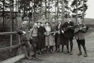 Wandergruppe der AV Hochglück mit Walter Möbius : Wandergruppe der Alpinen Vereinigung „Hoch-Glück“. Gruppenaufnahme mit Gründungsmitglied Walter Möbius (links) auf einer Wanderung mit Zupfinstrumenten