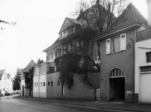 Doppelhausvilla mit Stützmauern und Nebengebäuden; Bad Homburg, Alt Gonzenheim 25, Alt Gonzenheim 27