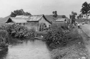 Alte Reismühle : Landschaft mit einem Kanal, einer Mühle und Landstraße