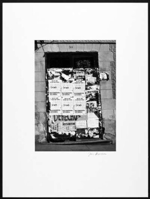 Segovia. Plakatwand in einer Tür- oder Fensterhöhlung