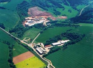 Teistungen, Hundeshagener Straße 3. Ziegelwerk Erlus AG. Luftbild-Schrägaufnahme von Nordwest