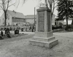 Denkmal für die Gefallenen des 1. Weltkrieges : Denkmal für die Gefallenen des 1. Weltkrieges. Granit (nach 1918). Wachau-Leppersdorf, Kirchhof