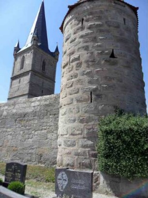 Nordostturm mit Schießscharten und Kirchhofmauer nach Osten