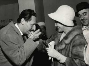 [Internationale Filmfestspiele, Maria Schell bekommt Handkuss von einem Mann, Artur Brauner]