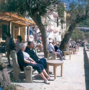 Gozo. Fischerdörfchen Xlendi. Promenade mit Urlaubern