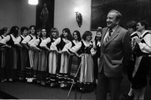 Freiburg: Kaufhaus, Bürgermeister Graf vor Folklore Gruppe
