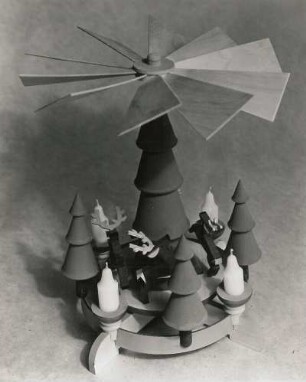 Waldpyramide, auf der Spitze laufend mit gestuft gedrehten Fichten, auf der Drehscheibe Hirsche : Waldpyramide, auf der Spitze laufend mit gestuft gedrehten Fichten, auf der Drehscheibe Hirsche, Staatliche Spielwaren-, Fach- und Gewerbeschule Grünhainichen