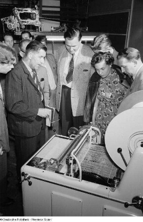 Vorstellung einer Textilmaschine der sowjetischen Sektion auf der Leipziger Herbstmesse 1954