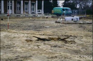 Potsdam, Neuer Garten, Marmorpalais, Bei den Baumaßnahmen im Ehrenhof gefundene alte Wurzel.