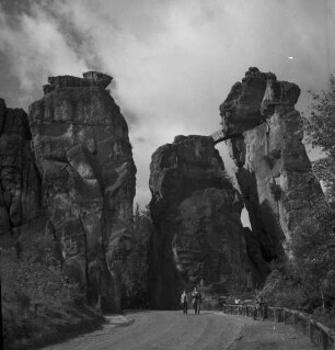 Horn: Externsteine und Straße, bei Horn