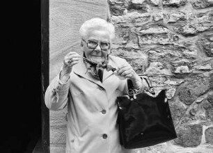 Dame mit Spieß, Frisur und Handtasche, am Rand des Leineweber-Festes