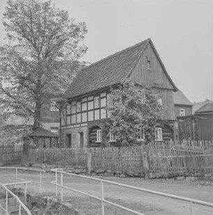 Häuser im oberen Erzgebirge : Erzgebirge. Unbekannter Ort. Bauernhaus