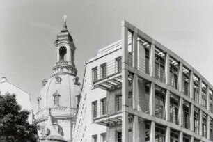 Frauenkirche : Bürogebäude mit Frauenkirche im Hintergrund