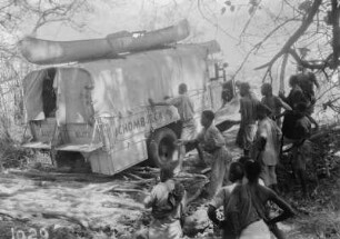 Auf unbekanntem Weg : Expeditionslastwagen auf einer Landstraße. Expeditionsteilnehmer stehen davor