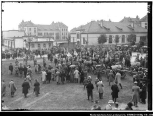 Regimentstag des Feld-Artillerie-Regiments Nr. 46 (älterer Positivabzug vorhanden) Enthält: Mit Pferden bespannte Geschütze auf Lafetten und eine Zuschauermenge betreten die Wolfenbütteler Kaserne
