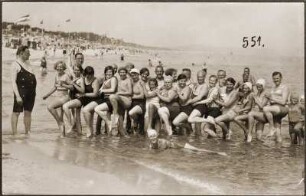 Rügen. Gruppenaufnahme von Badegästen