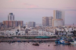 Tripolis - Hafen und Stadt : Hafen und Stadtzentrum von Tripolis, Libyen, aufgenommen 2006