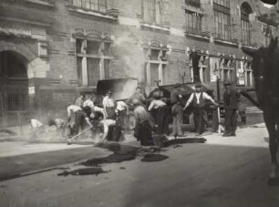 Leipzig, Markthalle : Leipzig. Markthalle, Markthallenstraße/Ecke Königsplatz. Herstellen einer Gußasphalt-Fahrbahndeckschicht