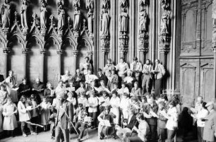 Freiburg: Münster, offenes Singen, Chor Schifferstadt, im Vorraum des Münsterportals