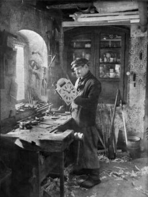 Der Häckel-Anton in seiner Tischler-Werkstatt