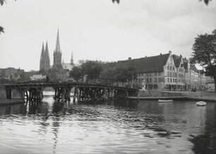 Lübeck, Obertrave : Lübeck. Obertrave mit Dankwartsbrücke. Blick gegen Altstadt mit Marien- und Petrikirche und Handelshäusern, Dankwartsgrube von Südwesten