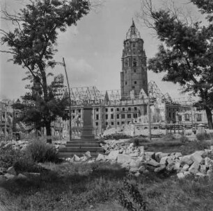 Dresden. Wiederaufbau im Stadtkern. Blick zur Ruine des Neuen Rathauses
