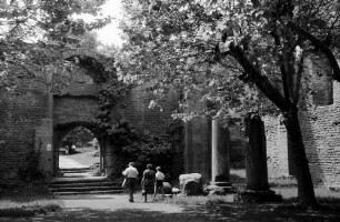 Bad Dürkheim: Ruine des Kirchenraumes mit Säulen