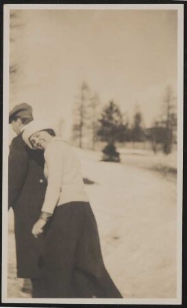 Hofmannsthal und Grete Wiesenthal mit Mantel und Mütze im Winter auf einer verschneiten Wiese