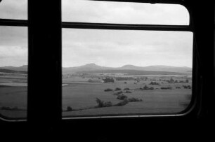 Fulda: Blick aus Abteilfenster auf die Rhön bei Fulda