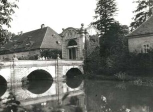 Stift Joachimstein an der Neiße : Radmeritz. Schloß Joachimstein, Nebengebäude. Blick über die Wallgrabenbrücke mit Brückentor