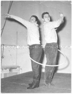 Die Kabarettisten Wolfgang Neuss und Wolfgang Gruner beim Hula Hoop in der Komödie am Kurfürstendamm