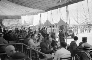 Athen: Kaffeehaus am Omonia, Hintergrund Autobus