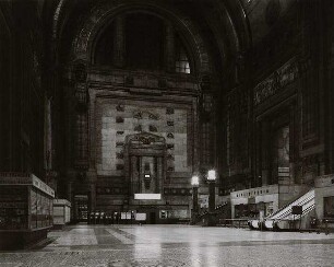 "Halle des Hauptbahnhofs, Mailand" aus dem Zyklus "Räume oder das museale Zeitalter"