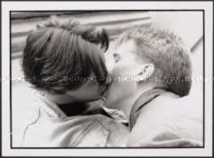 Sich küssendes homosexuelles, männliches Pärchen (Prämiertes Foto Sonderthema: Liebe)