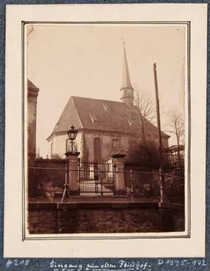 Der Eingang zum alten Friedhof und die alte Kirche in Plauen bei Dresden