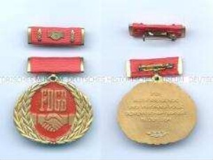 Ehrenmedaille des Freien Deutschen Gewerkschaftsbundes der DDR mit Interimsspange und Etui