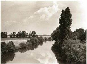 Nordsächsisches Tiefland (Leipziger Tieflandsbucht). Auenlandschaft der Weißen Elster bei Döhlen, nordöstlich von Pegau. Blick von der Brücke der Straße Döhlen - Wiederau flußabwärts