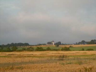 Bornholm - Landschaft mit Rundkirche : Abendstimmung mit der Rundkirche von Oesterlars auf der dänischen Ostseeinsel Bornholm. Aufgenommen am 6. August 2010