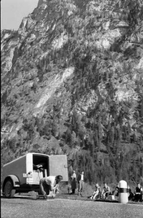 Cortina d' Ampezzo: Blick auf den Sorapiss, Gruppen am Bus