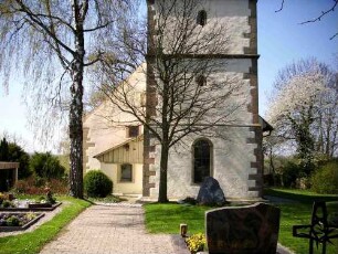 Kirche von Osten mit Romanischem Chorturm sowie Langhaus (im Jahr 1840 nach Süden erweitert und überformt)