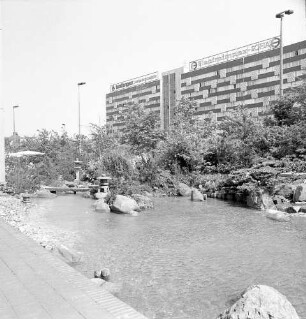 Leipzig, Gerberstraße 15. Hotel Merkur (1981). Japanischer Garten