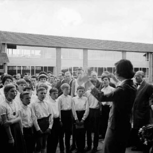 Am Exerzierplatz: Mittelschule (Gemeinschaftsschule) Harksheide: Einweihung der Turnhalle: ein Schülerchor singt, dahinter Gäste